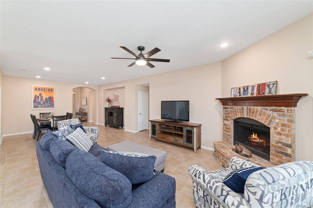 Spacious living room with fireplace (fire simulated).