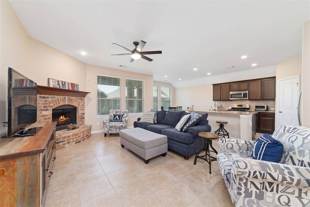Spacious living room with fireplace (fire simulated).
