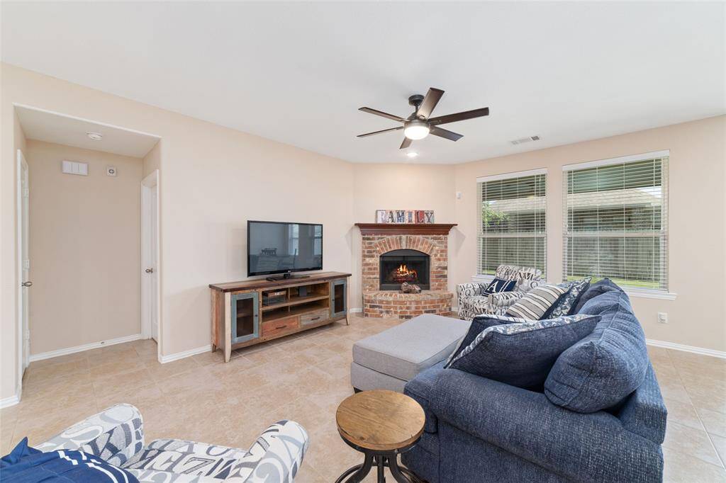 Spacious living room with fireplace (fire simulated).