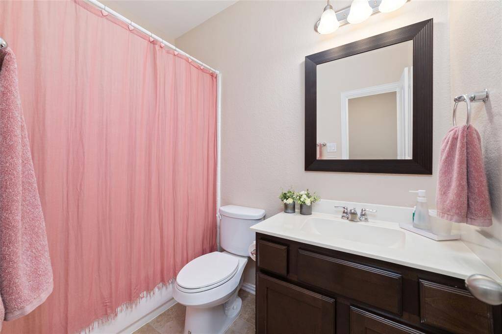 Hall bath with tub/shower