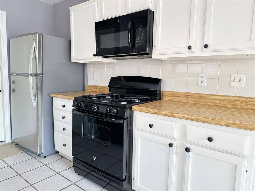 Refrigerator includes.