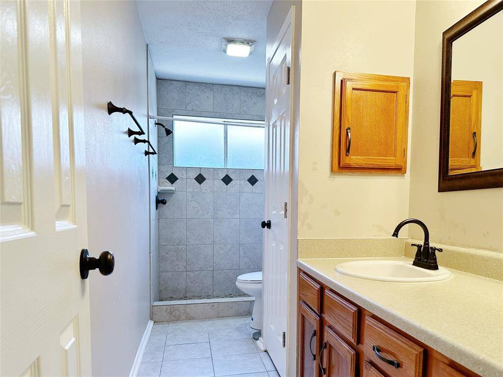 Secondary full bathroom.