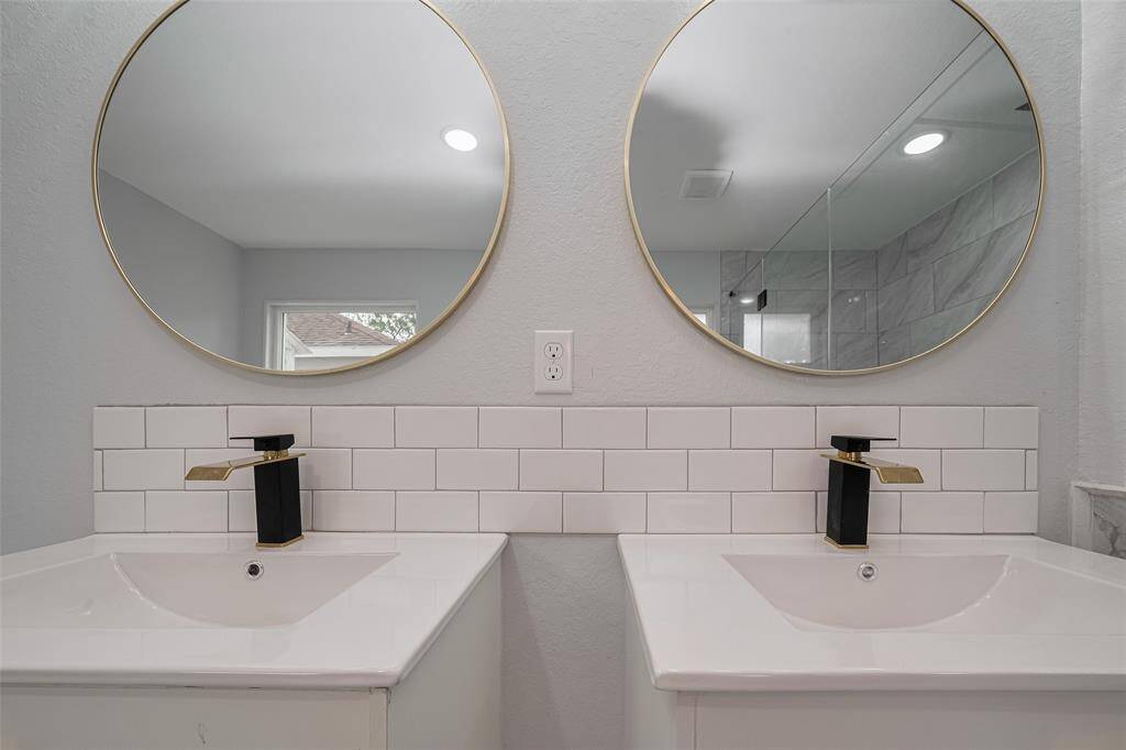 two sinks in the master bathroom.