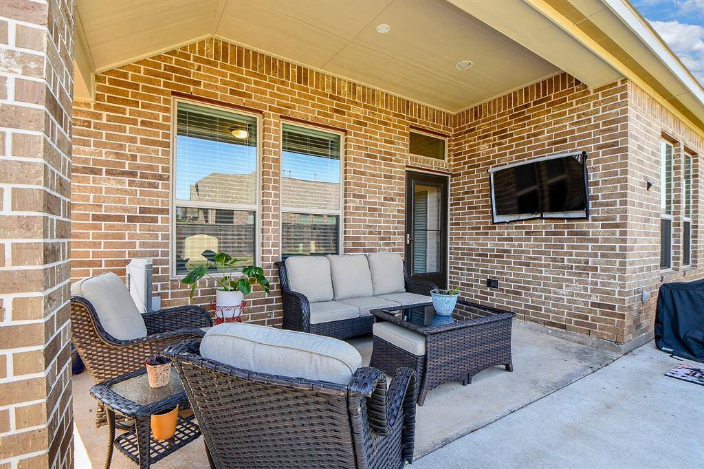 Unwind of your new back covered patio