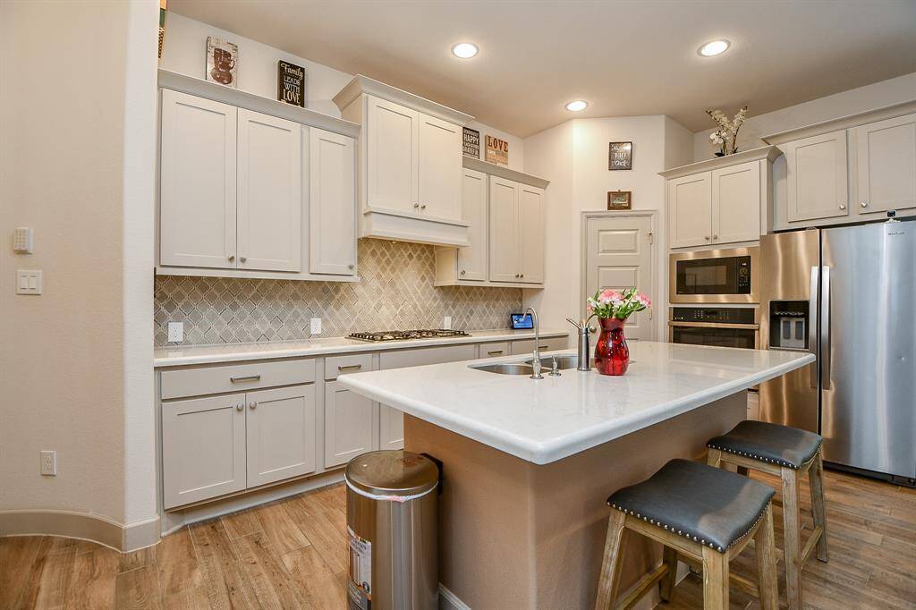Large island perfect for the family chef