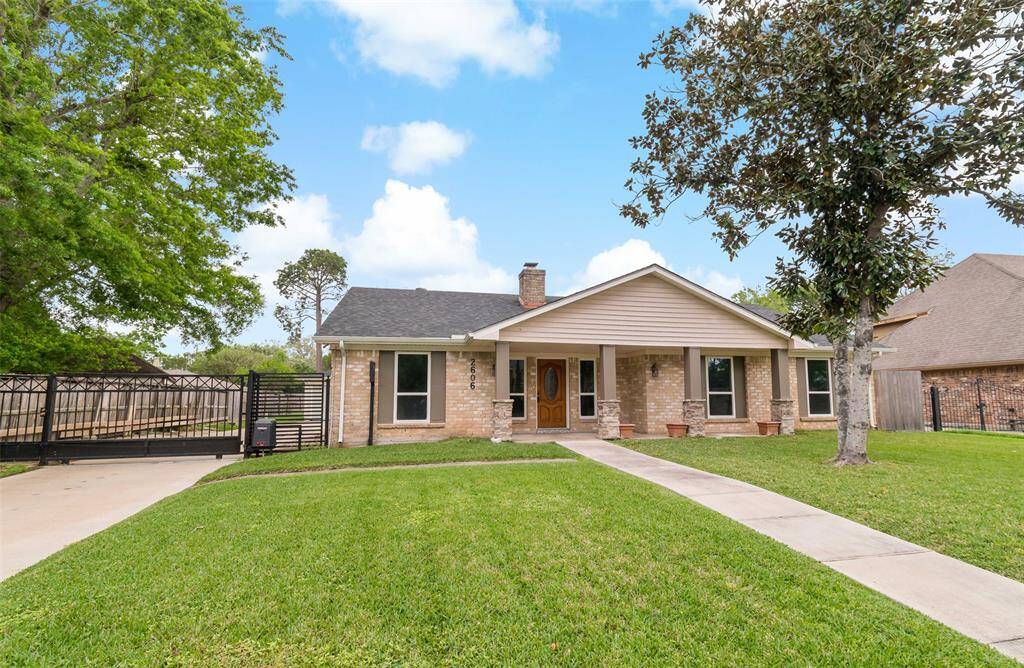 The just renovated house, with automatic yard gate, is very beautiful both inside and out. Please come and check it out yourself.