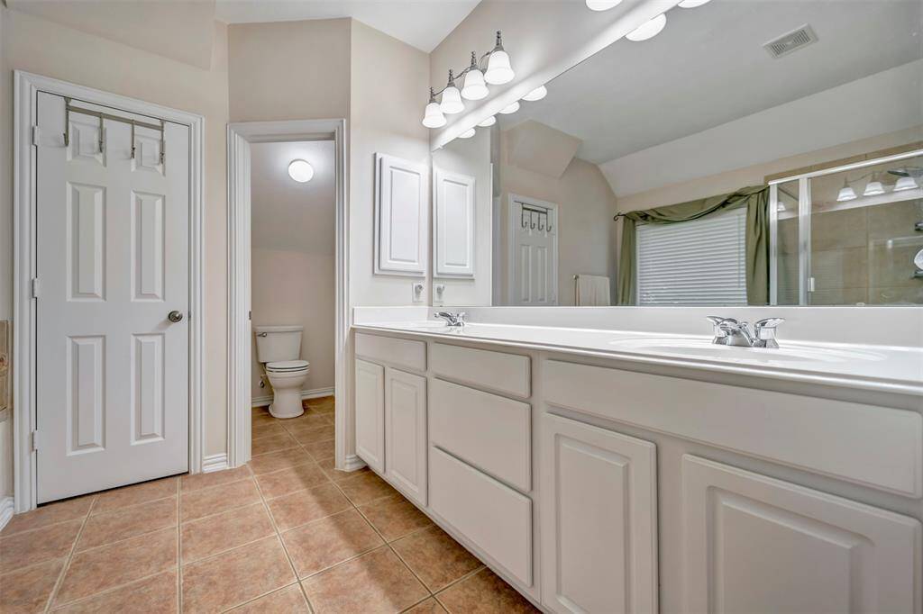 En-suite bath in primary