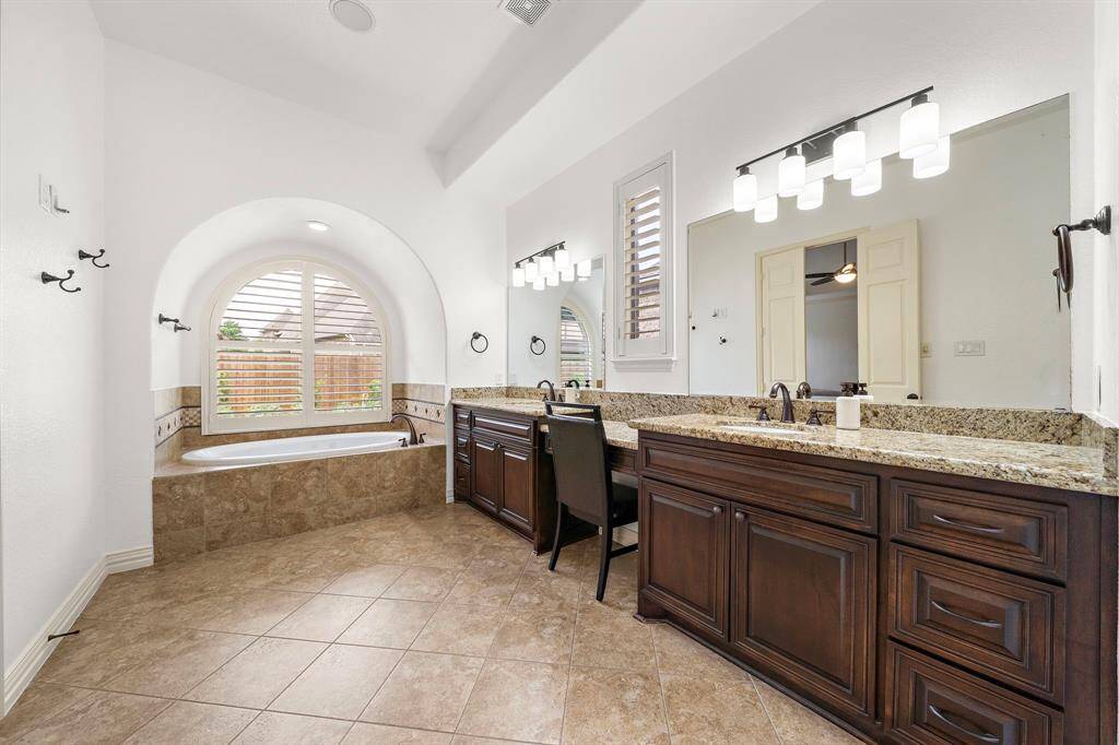 Enjoy a bath in the cozy area while enjoying nature outside. Shutters are split halfway down and can be operated individually. The in-ceiling speakers are great to enjoy tranquil music