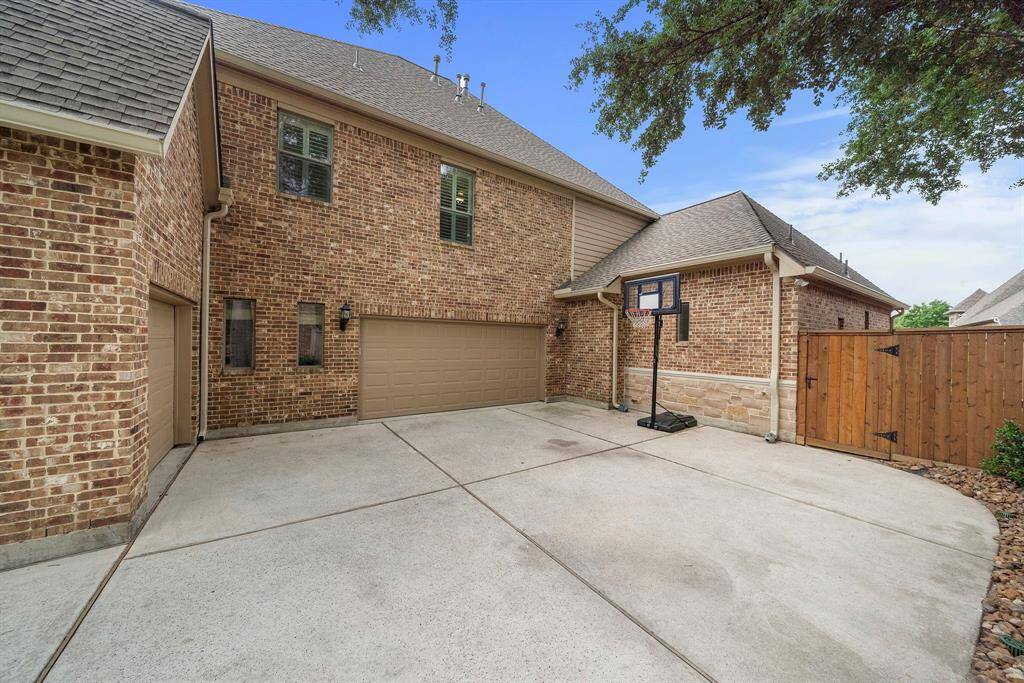 *RARE FIND AT THIS PRICE POINT*Motor courts are a great area for hosting a party or even unpacking groceries out of street view. Enjoy a secluded and elegant entry to your new luxury home.