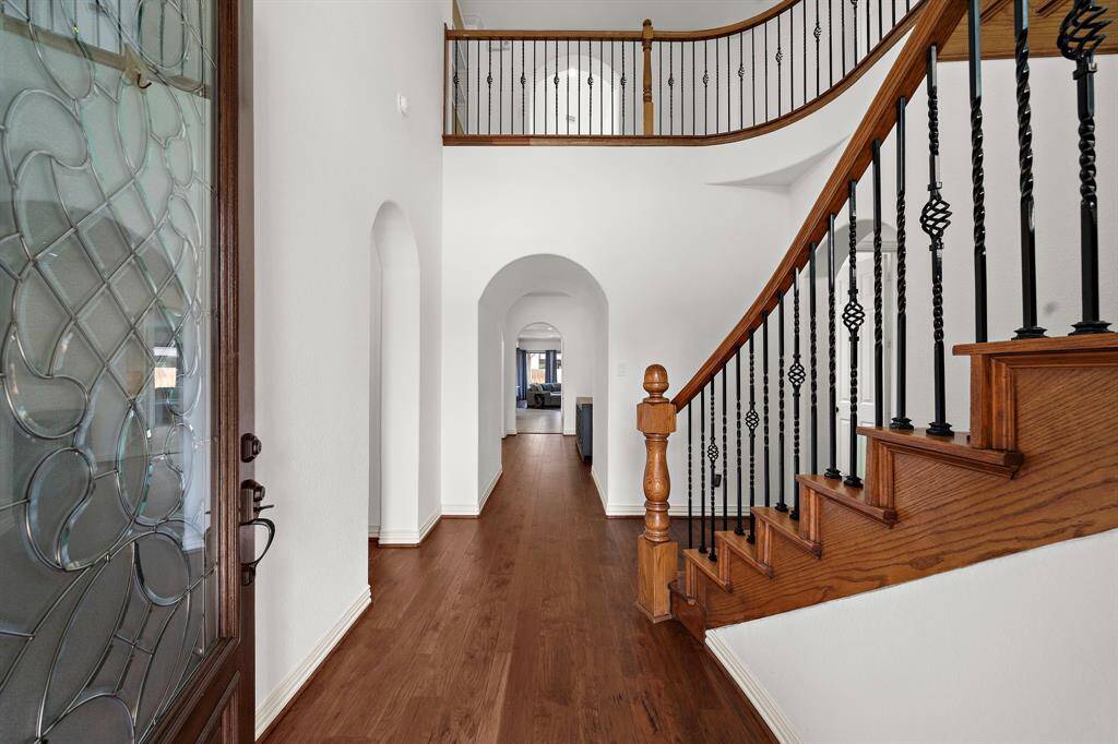 Soaring ceilings with beautiful arched detailing are the first thing you see when hyou walk through the front door.