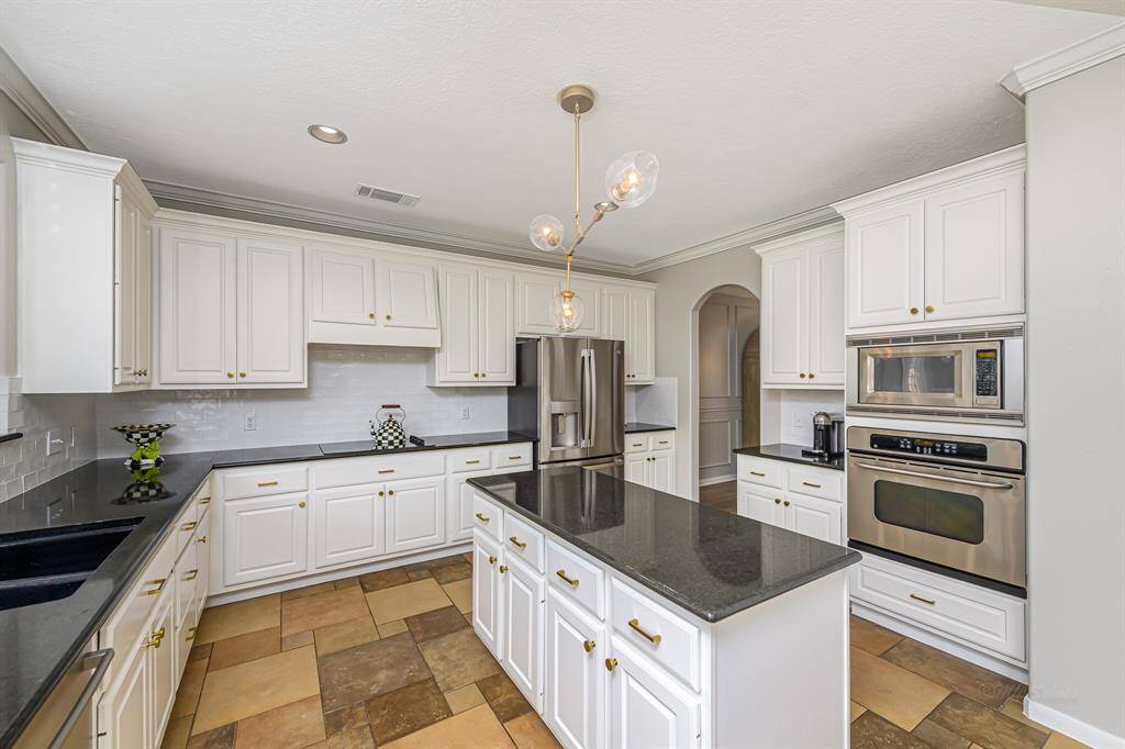 Chef's kitchen for the cooks in the family. Note that there is gas hook up under the cooktop.