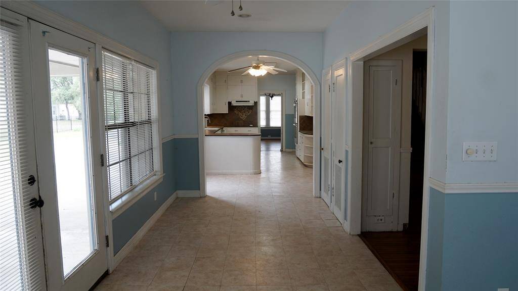 Entrance in to the sunroom off the kitchen