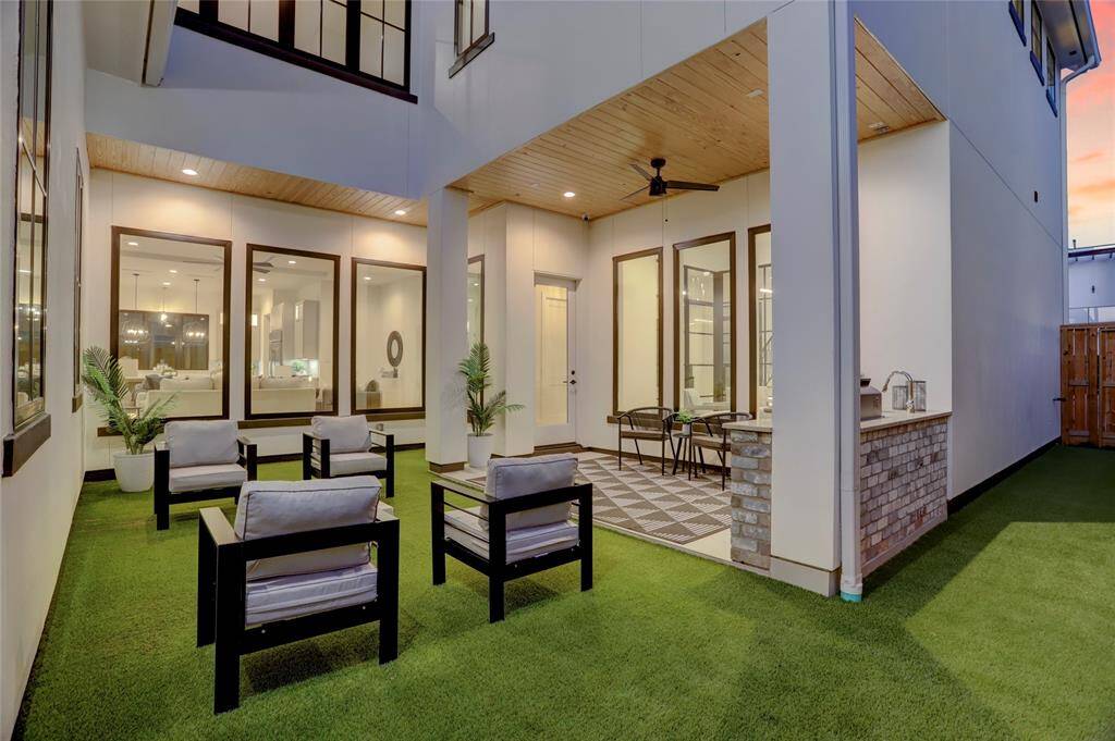 Another angle showing the orientation of the courtyard and lanai.