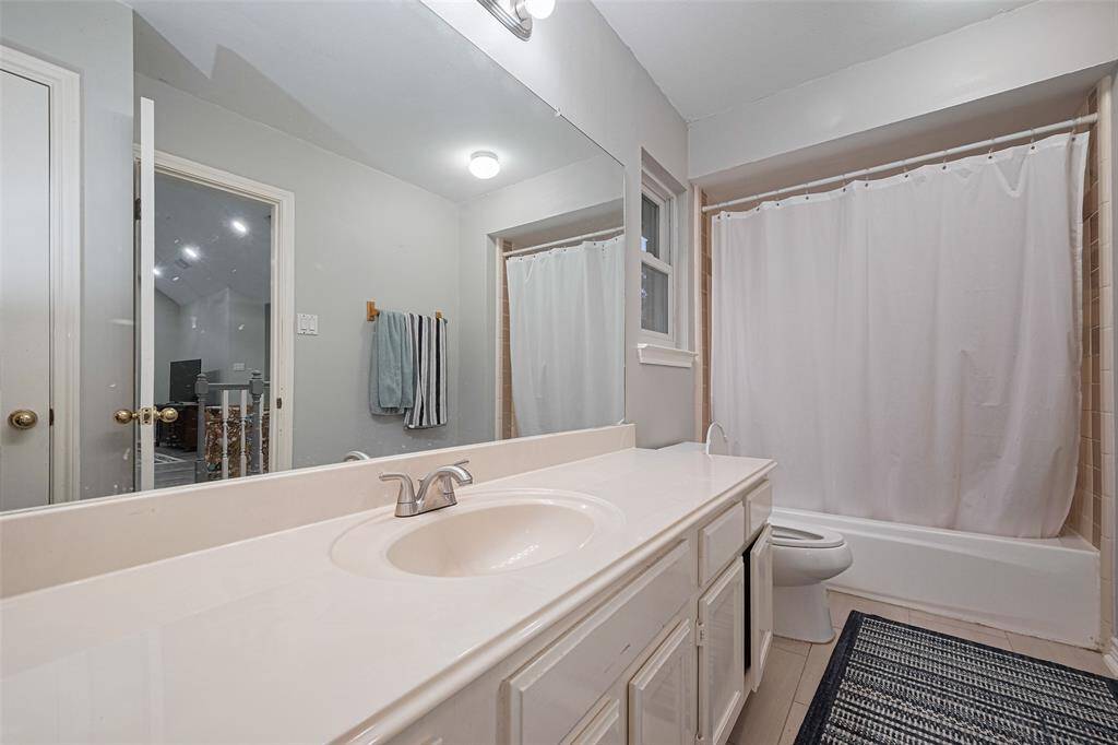 This is the 2nd of the 2 upstairs bathrooms.