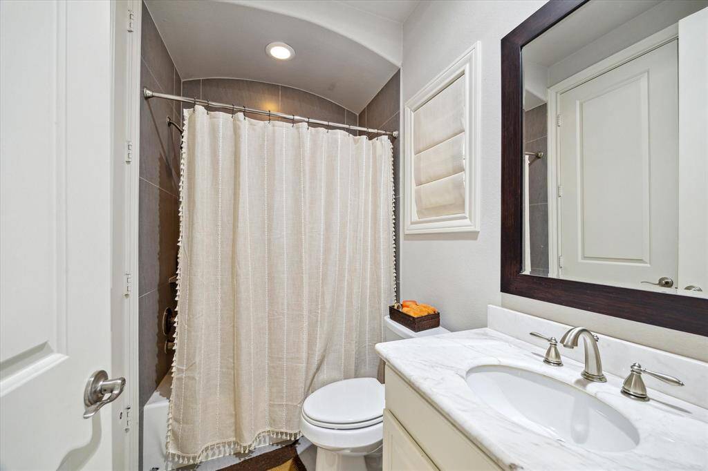 Secondary bath on the main level