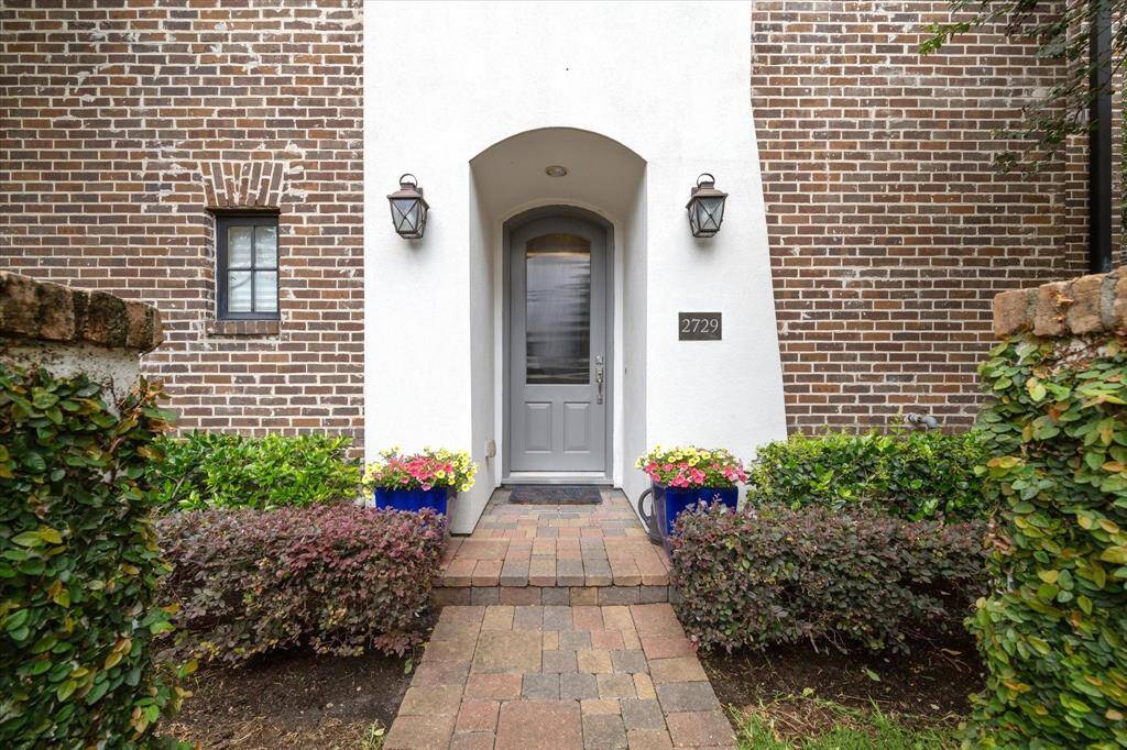 Outward facing private gated entry