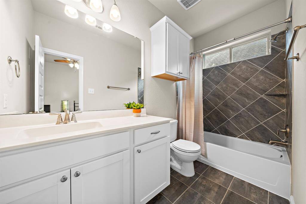 Full bathroom #2 located inside the guest suite on the 1st floor.