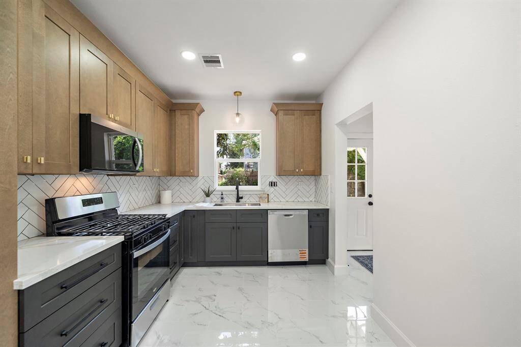 This kitchen offers a gas range, perfect for cooking your favorite meals at home.