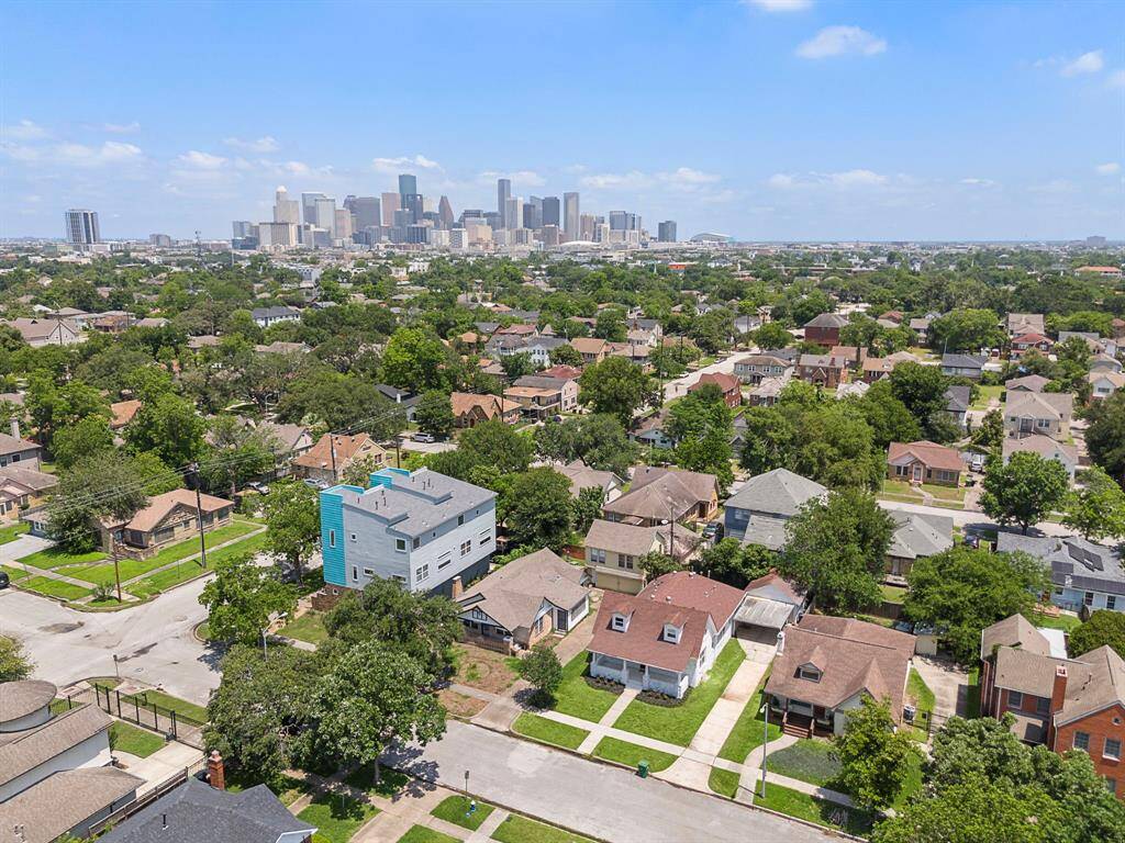 This home is only a 10-minute drive to downtown Houston where you are close to endless dining, shopping and events.