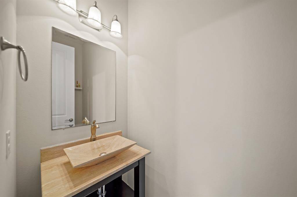 Well-appointed half bathroom ideal for family, friends, and guests.