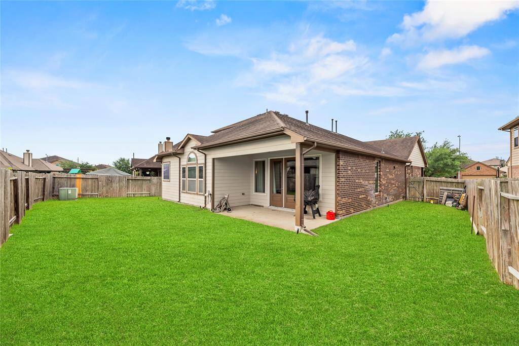 This is a great backyard for the week-end hangouts and letting the kids run around.