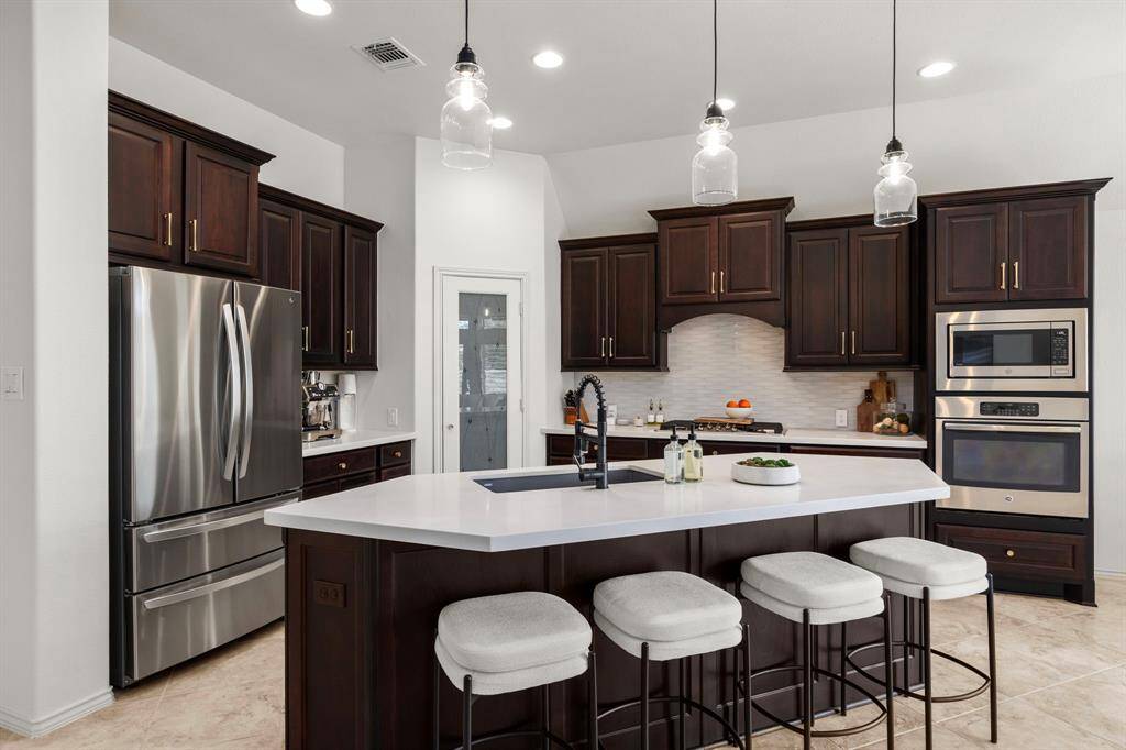 Nice big island perfect for cooking and entertaining!