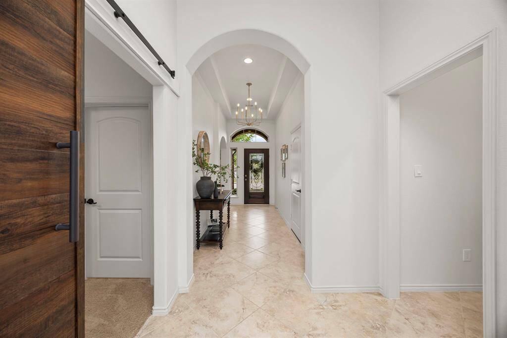 Light, bright, and airy with high ceilings! This beautifully and thoughtfully decorated entryway is stunning!