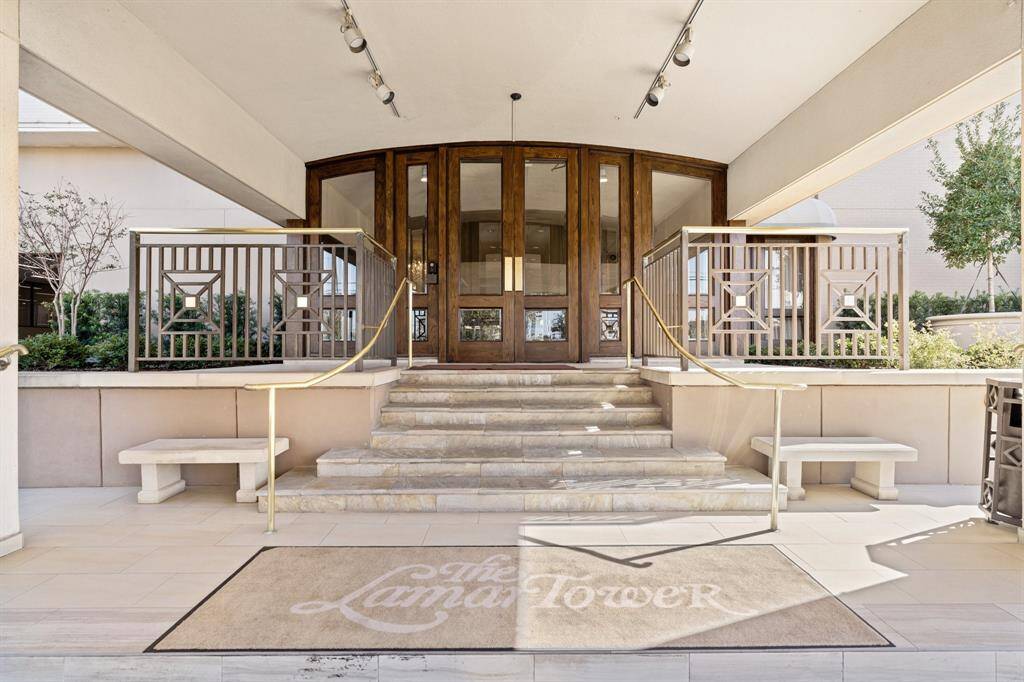 Covered entry with full service staff offering valet and porter services.