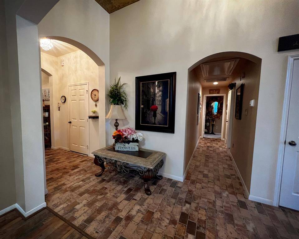The impressive combination of the split layout and the fantastic, high ceilings in this home really make it feel luxurious, unique, and spacious with room to spread out!