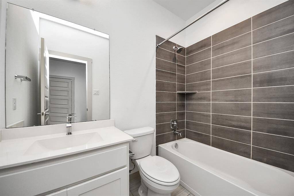 Spacious and stylish full bathroom, perfect for relaxation!