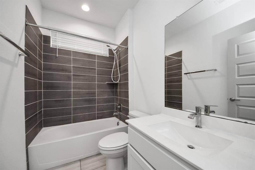 This immaculate and stunning full bathroom sparkles with pristine condition, offering a serene and refreshing space to start your day!