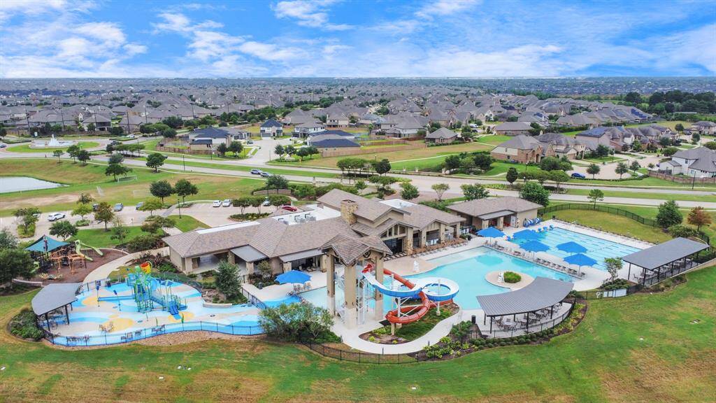 Live life to the fullest to this beautiful community with resort style amenities!