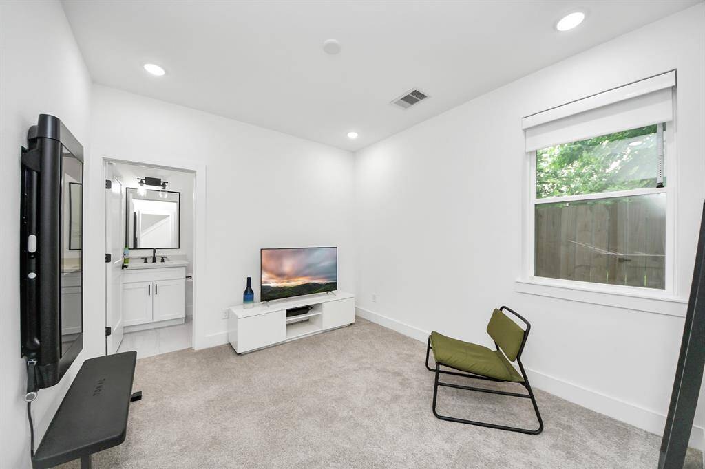 Guest bedroom on the 1st floor