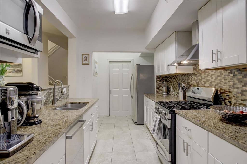 Gourmet kitchen with all new stainless steel appliances and granite countertops