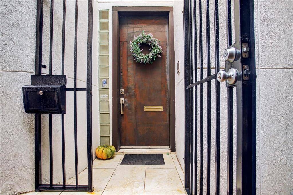 Welcome to this elegant, fully renovated townhouse in sought-after West University. Enjoy great curb appeal, a great backyard, and an unbeatable location near Rice Village, the Medical Center, Museums, and the Galleria.