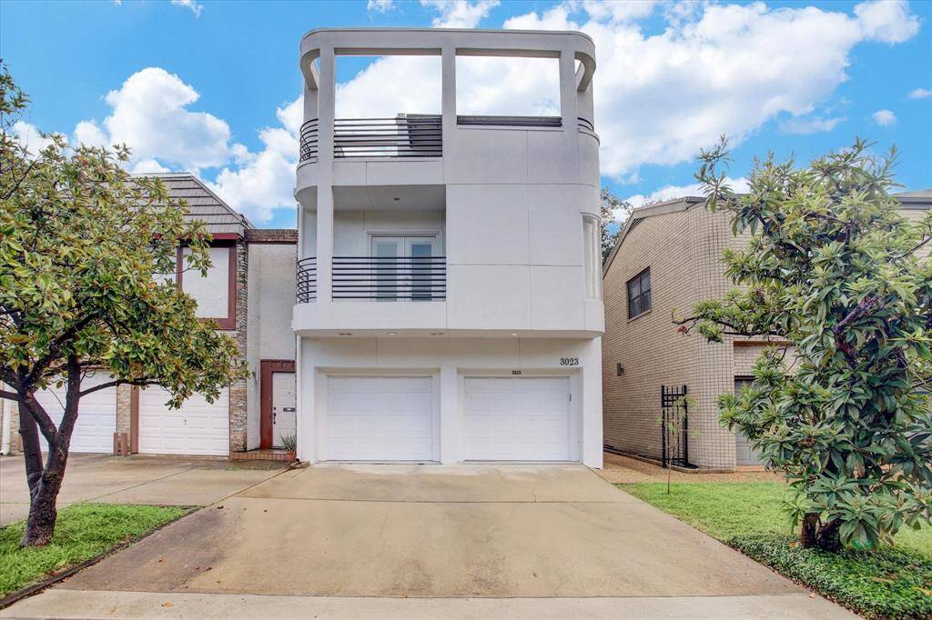 Welcome to this elegant, fully renovated townhouse in sought-after West University. Enjoy great curb appeal, a great backyard, and an unbeatable location near Rice Village, the Medical Center, Museums, and the Galleria.