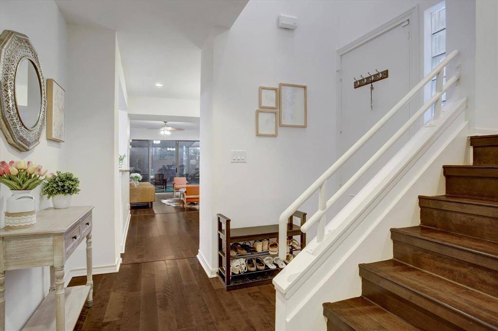 Elegant first floor entry
