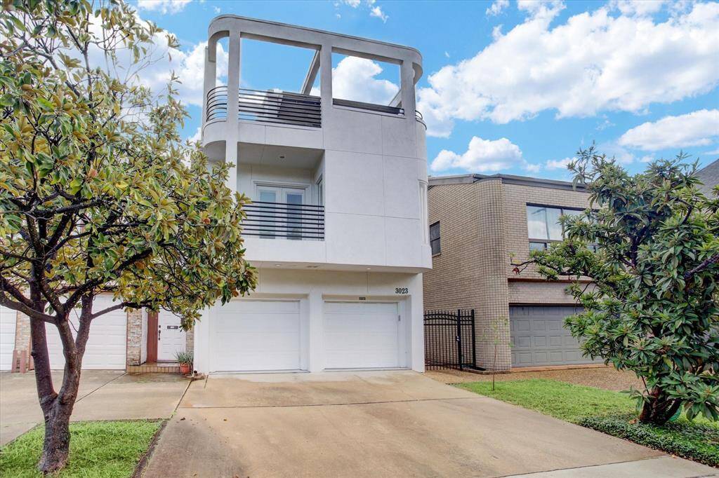Welcome to this elegant, fully renovated townhouse in sought-after West University. Enjoy great curb appeal, a great backyard, and an unbeatable location near Rice Village, the Medical Center, Museums, and the Galleria.