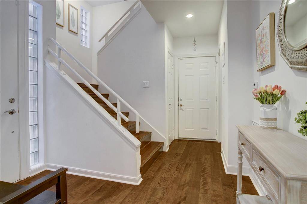 Elegant first floor entry