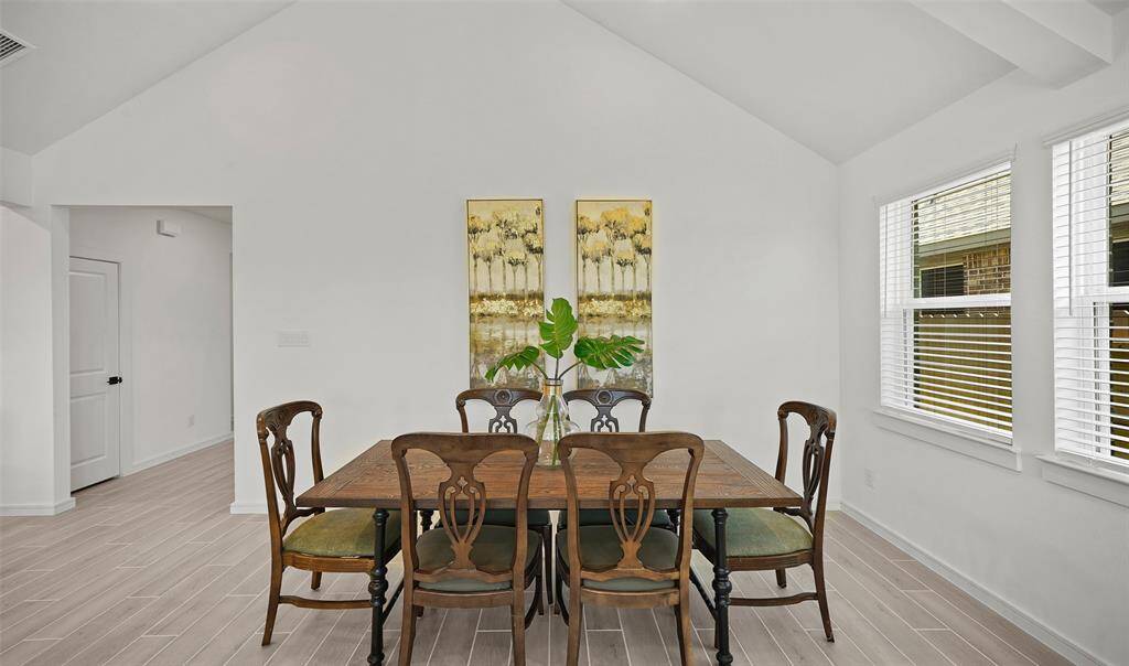 Charming dining area (*Photo not of actual home and used for illustration purposes only.)