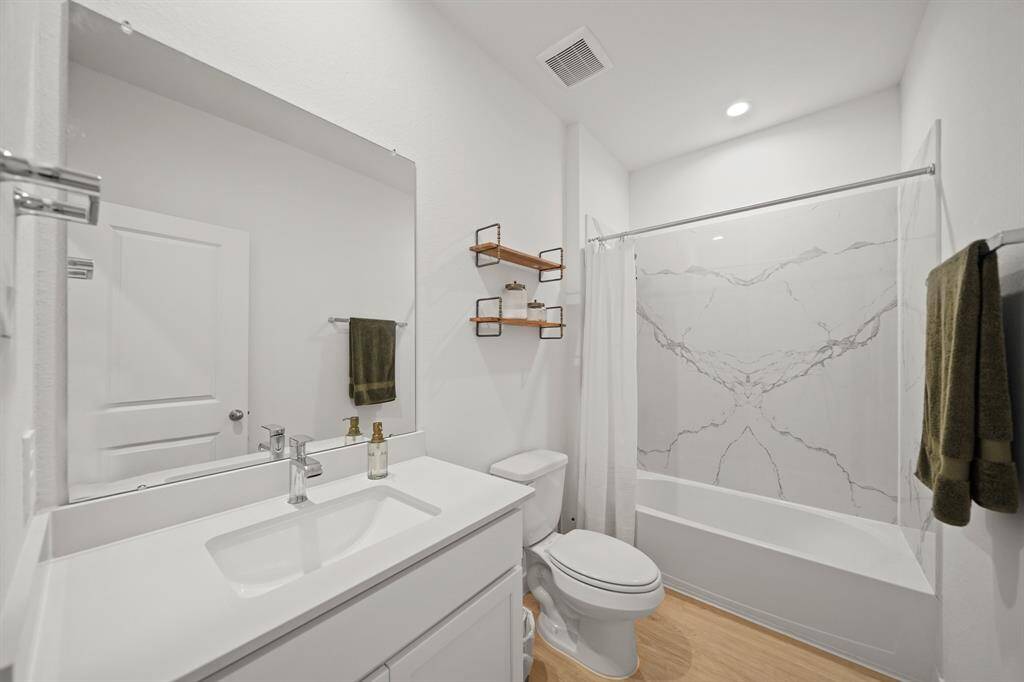 Upstairs shared bathroom