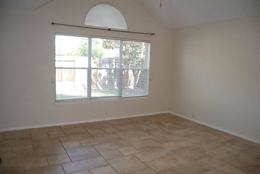 LARGE MASTER BEDROOM