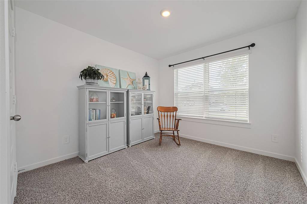 Whether a sleeping space, playroom, or hobby zone, this bedroom adapts to your needs.