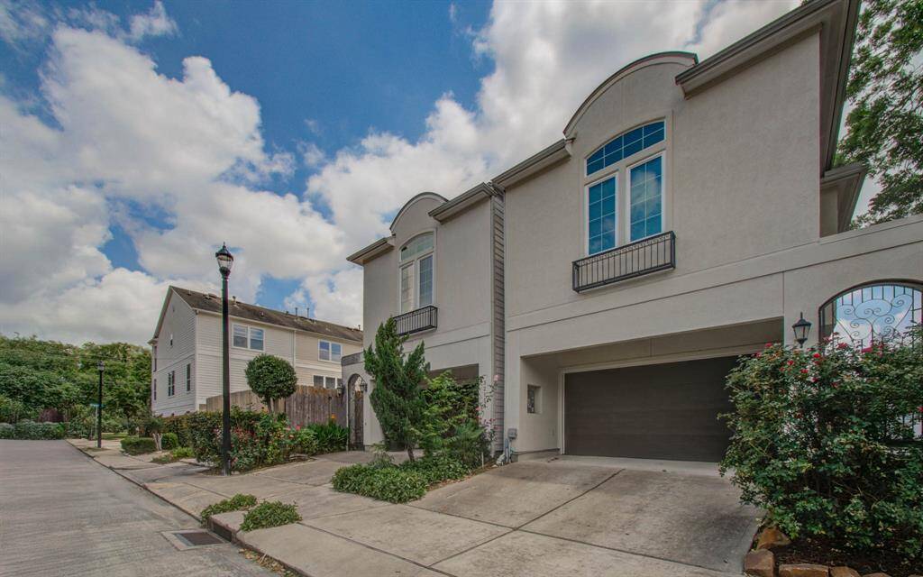 Yes, that's Baldwin park you see just steps away!