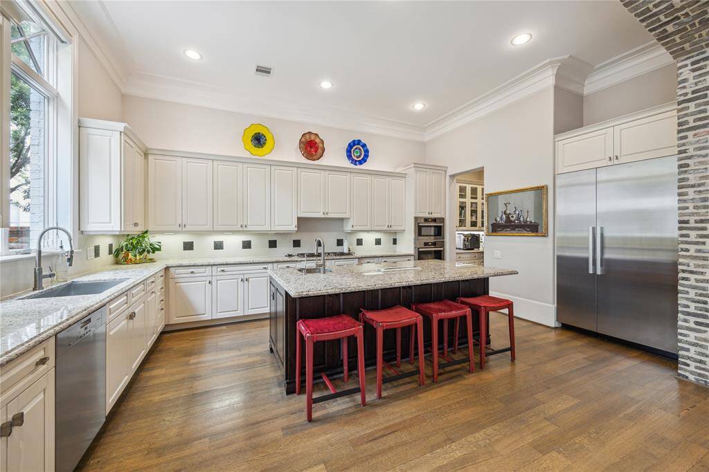Enjoy preparing meals in this chef’s kitchen, equipped with Miele stainless appliances. From here, you can catch a glimpse of the butler’s pantry, which offers a convenient connection to the dining room.
