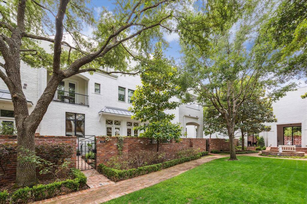 This neighborhood boasts a gorgeous courtyard featuring charming brick pathways, stunning trees, and beautiful landscaping.