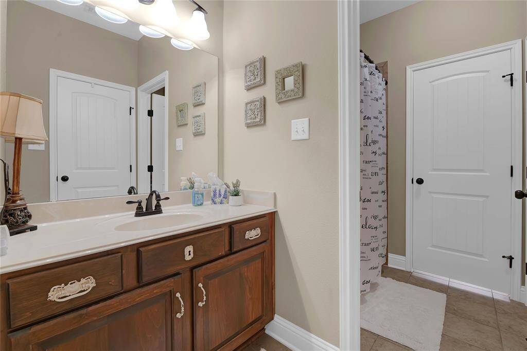 Bathroom that joins the 2 bedrooms