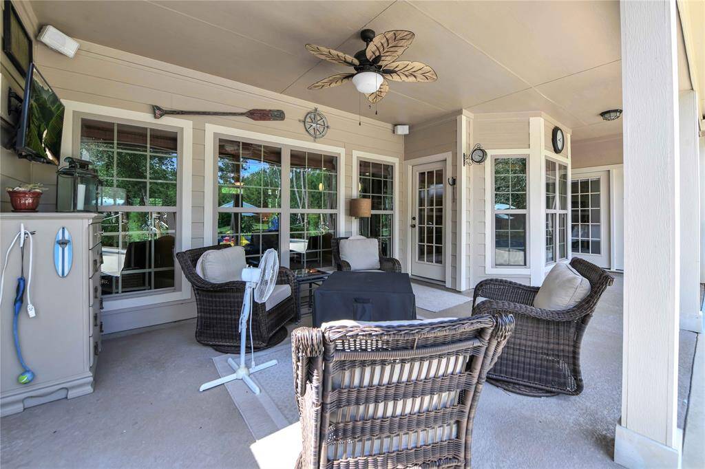 Great back porch area for entertaining