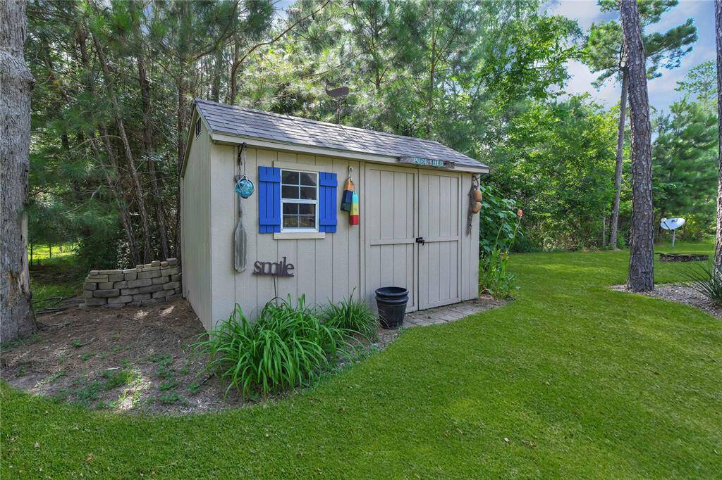 Pool shed and all pool equipment is out of site