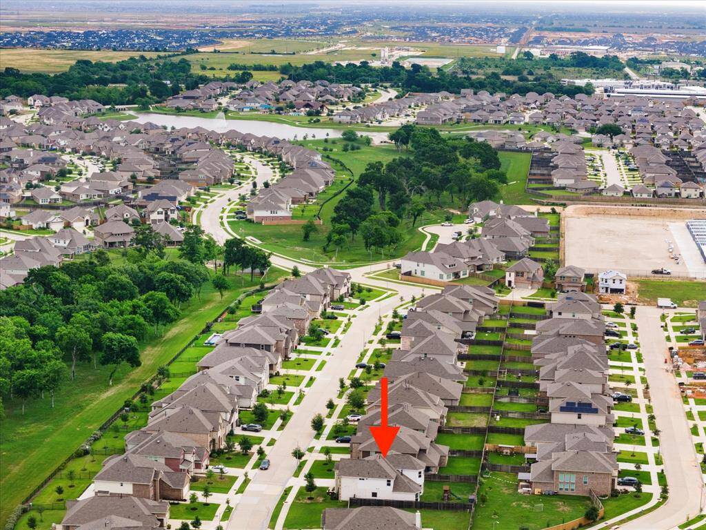 Towards the top of the picture/front of the neighborhood, Vanbrooke features a large pond, as well as a park, neighborhood pool, and splashed.
